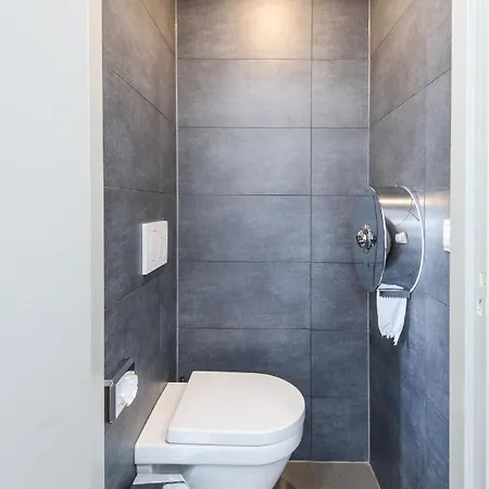 Warmoes אכסניה *